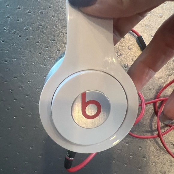 Beats brand headphones - Picture 4 of 7